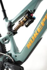 Nukeproof Kilowatt C 297 Factory T-X0 Groen/Goud 2026 – Image 5