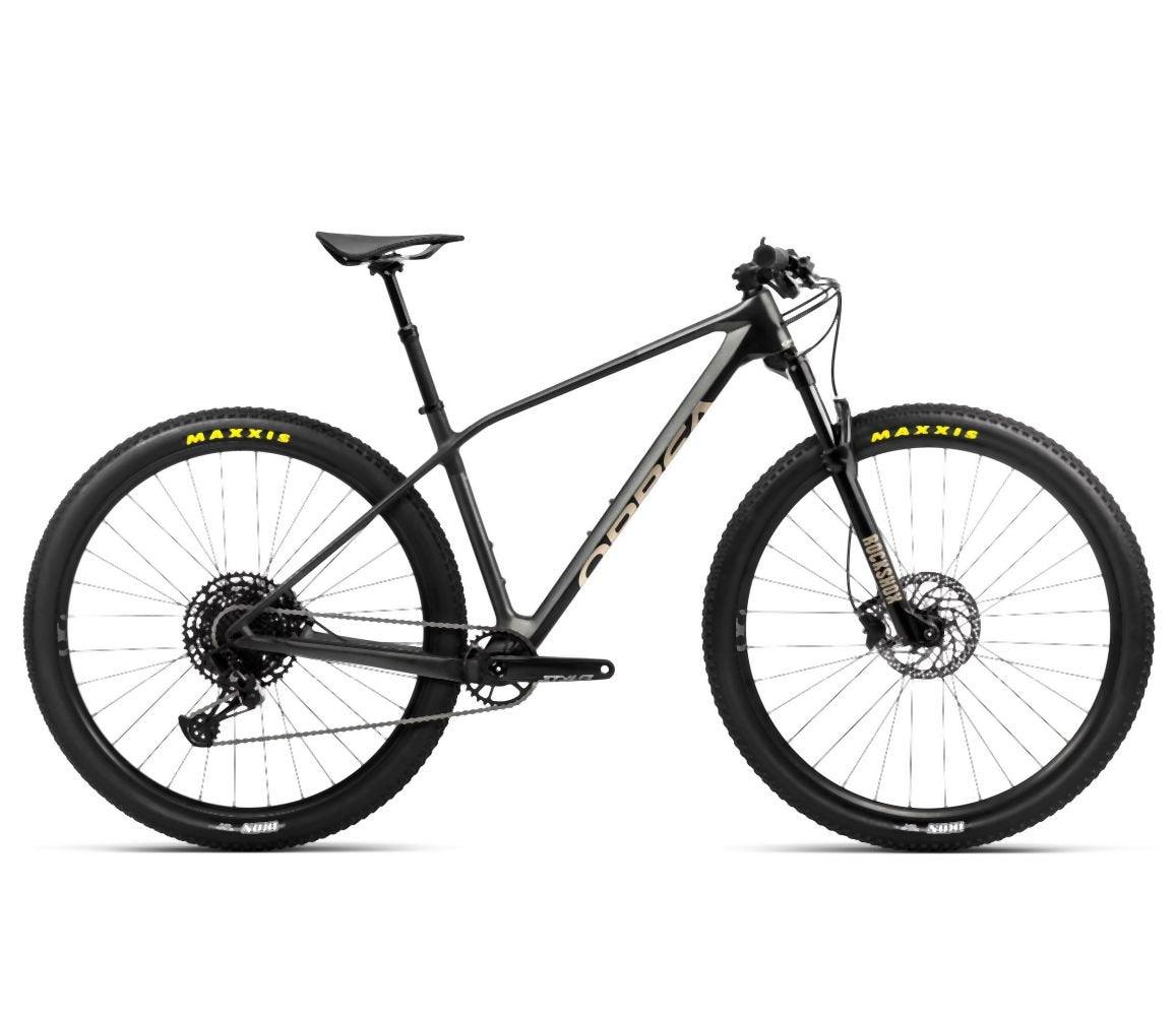 orbea-23-alma-m51-powder-black-black-2023-liquid-life-36763447427381.jpg Orbea ALMA M51 Poeder Zwart - Zwart – Image 1