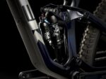 Trek Slash 9.7 Carbon Blue Smoke/Trek Black – Image 3